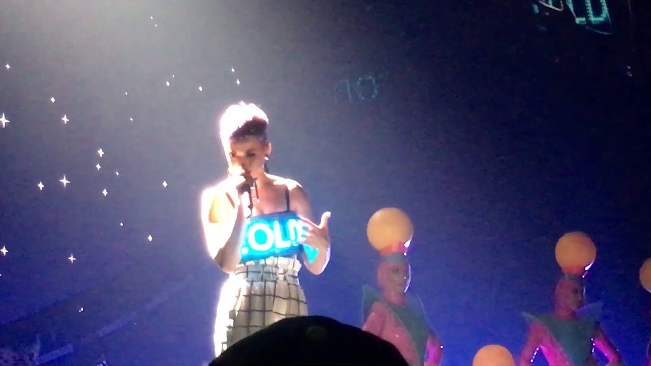 Katy Perry speaks Italian @UnipolArena 2June2018