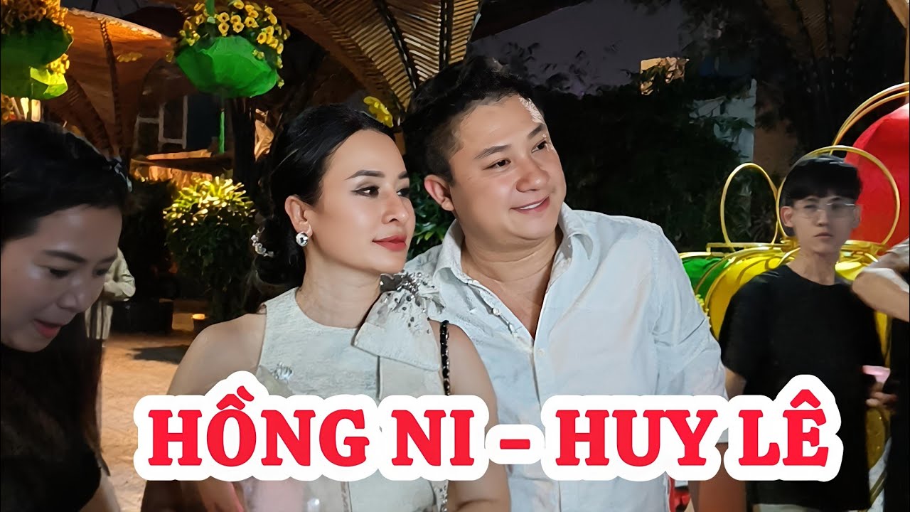 Hồng Ni Và Huy Lê Luôn Bên Cạnh Nhau Thật Là Vui Vẻ 