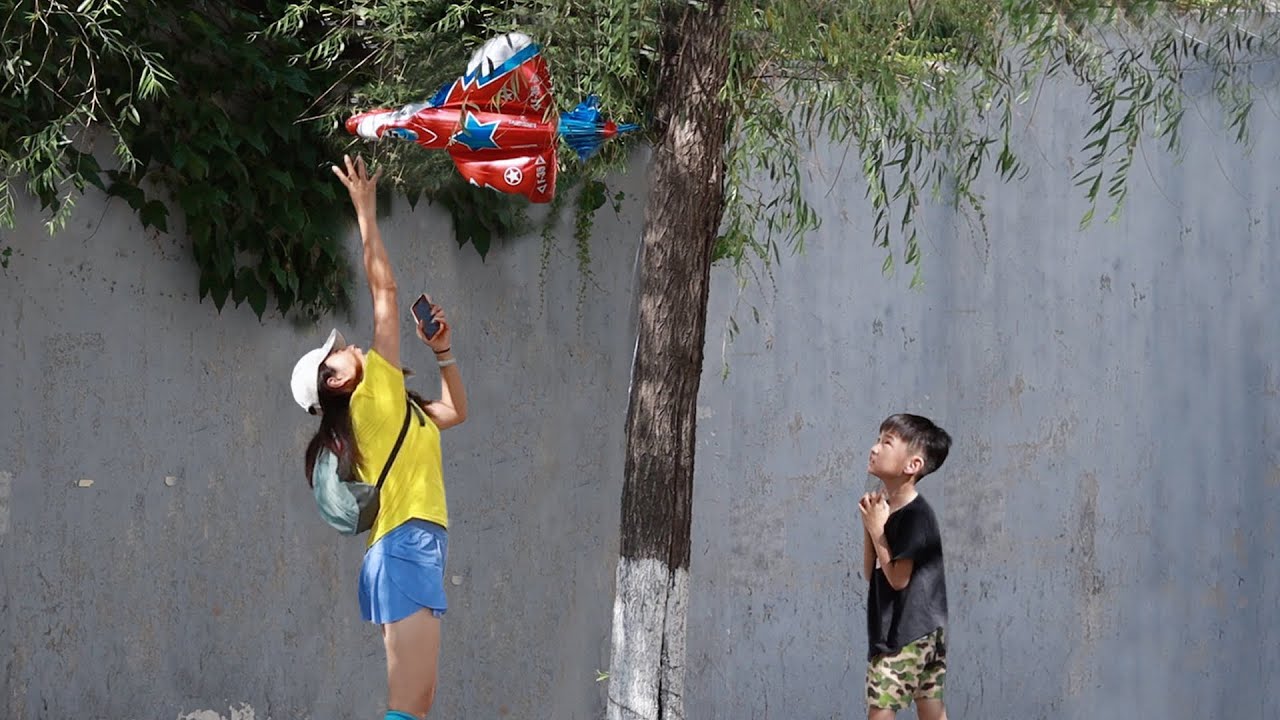 When a Kid's Balloon Gets Stuck in a Tree | Social Experiment 看到小朋友的气球挂到了树上，接下来的画面太温暖了