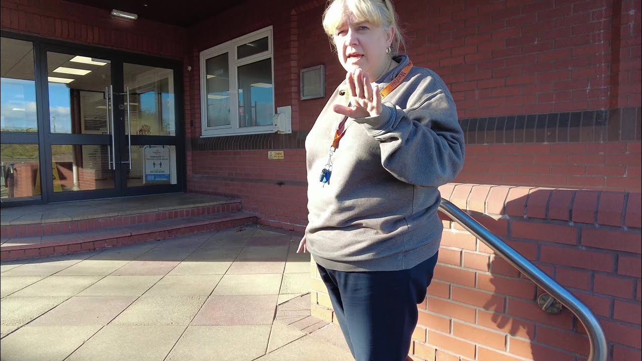 Мне нужно пойти и попросить кого-нибудь подойти и поговорить с тобой. 🎥🛸✅