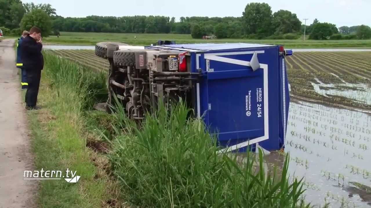 Ein Einsatzfahrzeug des THW kippte auf dem Weg zu seinem Einsatz um.