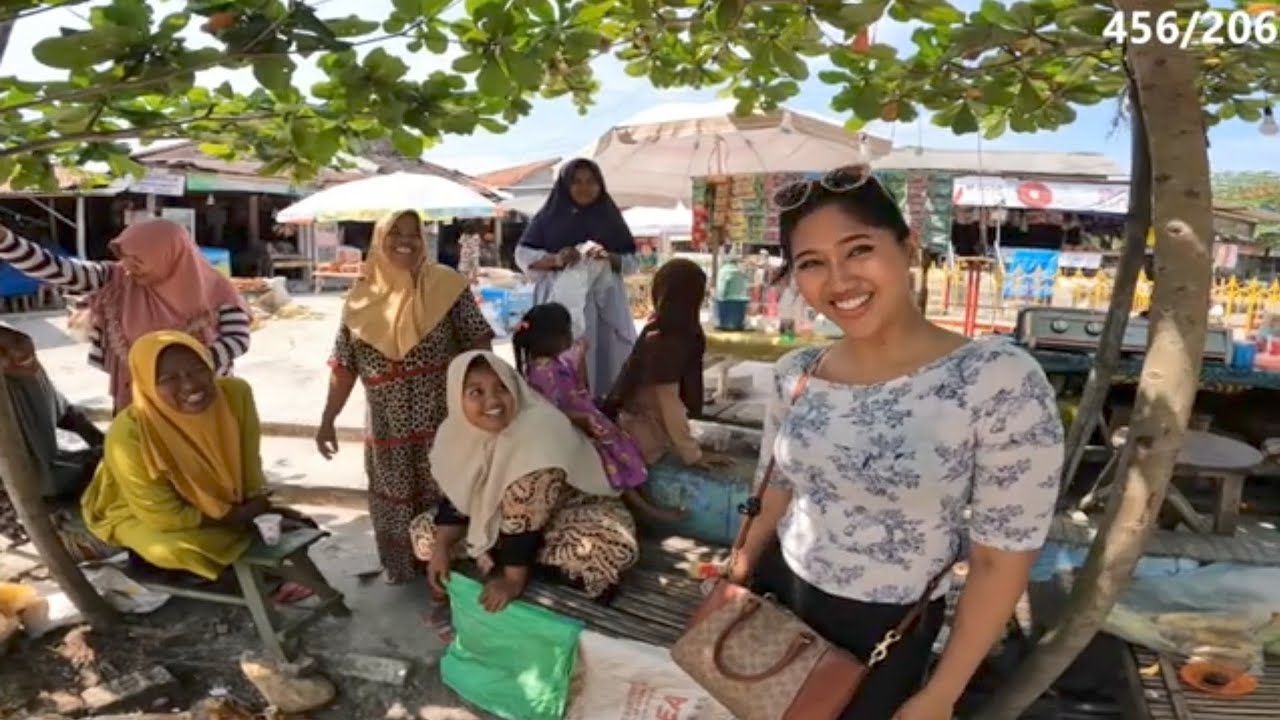 🇮🇩 I found a village in Madura where the ground is burning and the locals don´t use any phones