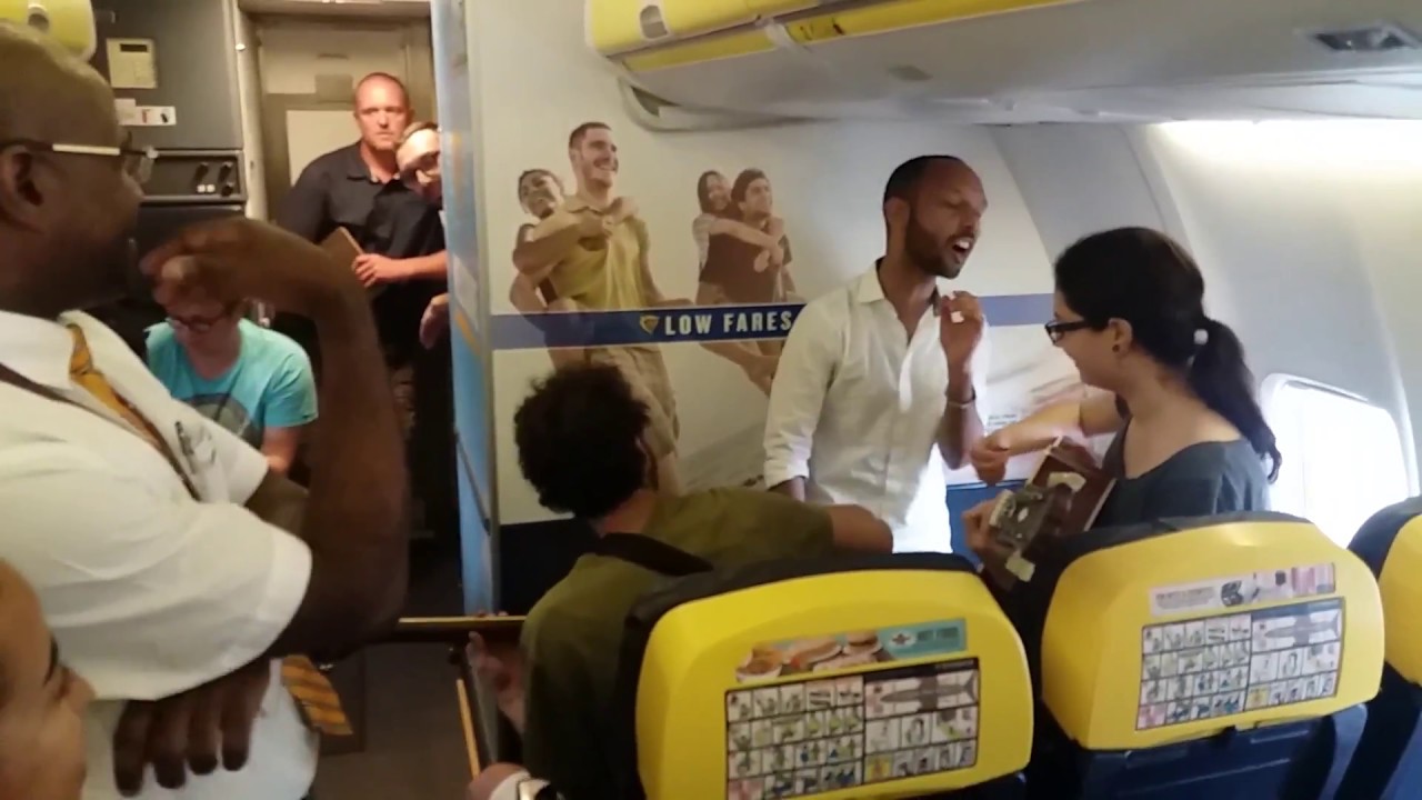 SINGING INSIDE AN AIRPLANE - Ryanair 