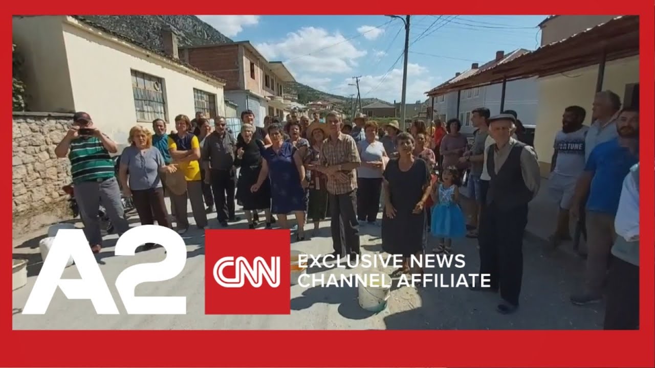 Golloberda pa uj&euml;, banor&euml;t bllokojn&euml; rrug&euml;n q&euml; t&rsquo;i d&euml;gjoj&euml; dikush