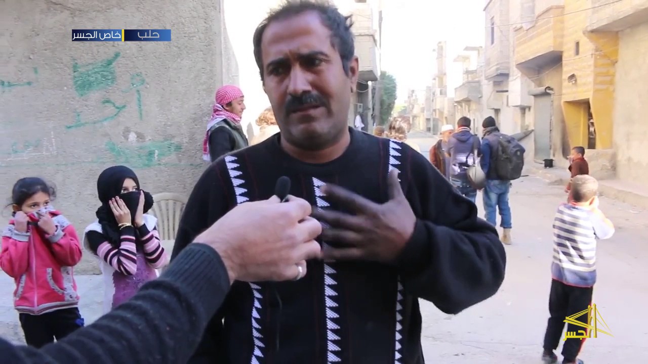 غاز الكلور منتشر بحي الجزماتي بحلب  بسبب برميل لم ينفجر
