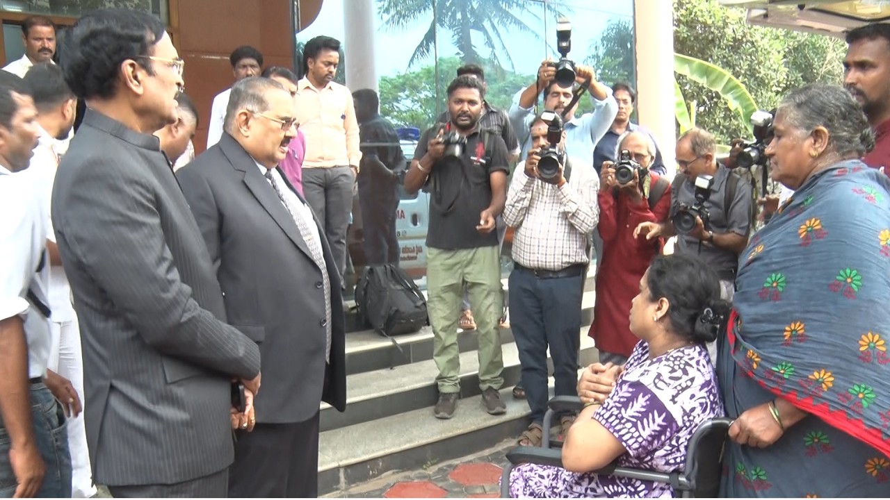 ತನ್ನೆರಡೂ ಕಾಲುಗಳನ್ನು ಕಳೆದುಕೊಂಡ  ಅಶ್ವಿನಿ ಮಾನವ ಹಕ್ಕುಗಳ ಆಯೋಗದ ಮುಂದೆ  ಬೇಡಿಕೊಂಡಿದ್ದೇನು ?