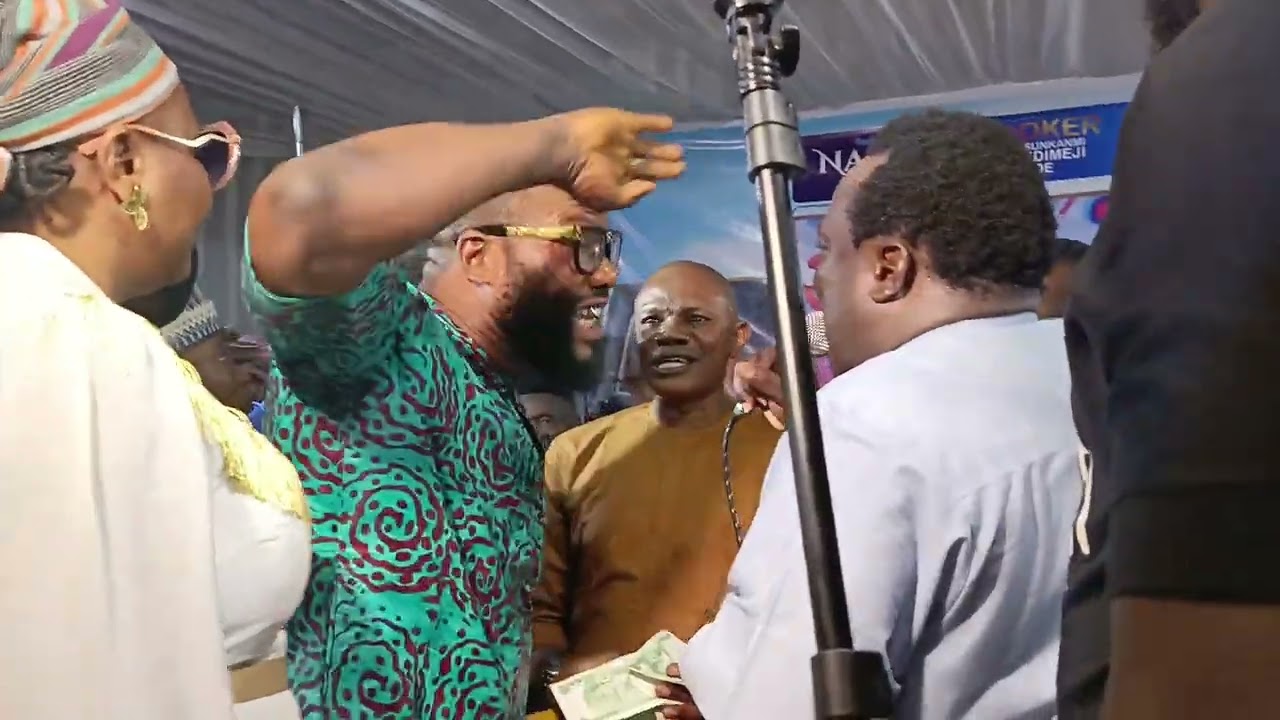 koko saria spray SAHEED OSUPA as he praise MC OLUOMO at BARRY tide daughters naming ceremony.