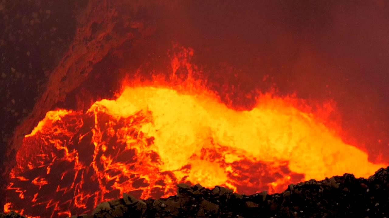 Masaya Volcano - lava waves inside crater (Nicaragua), Volc&aacute;n Masaya - olas de lava en el cr&aacute;ter