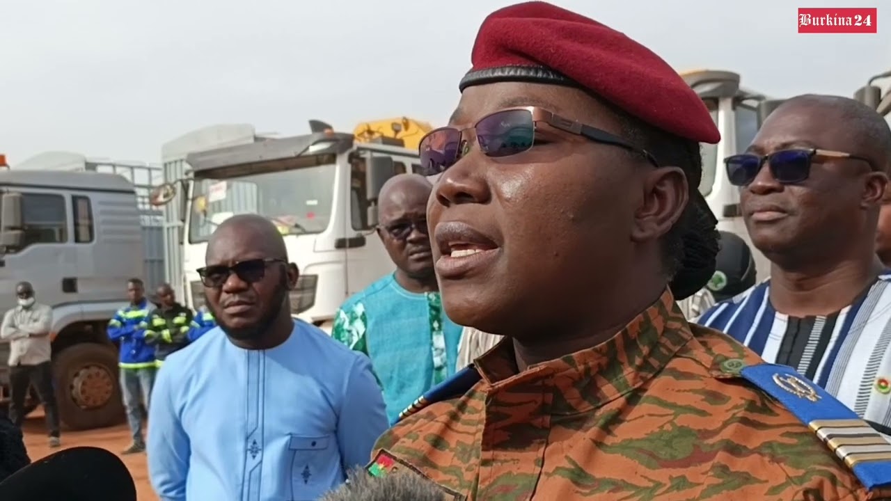 Le lieutenant-colonel Possowendé Pélagie Kaboré fait le point en mooré sur le matériel reçu