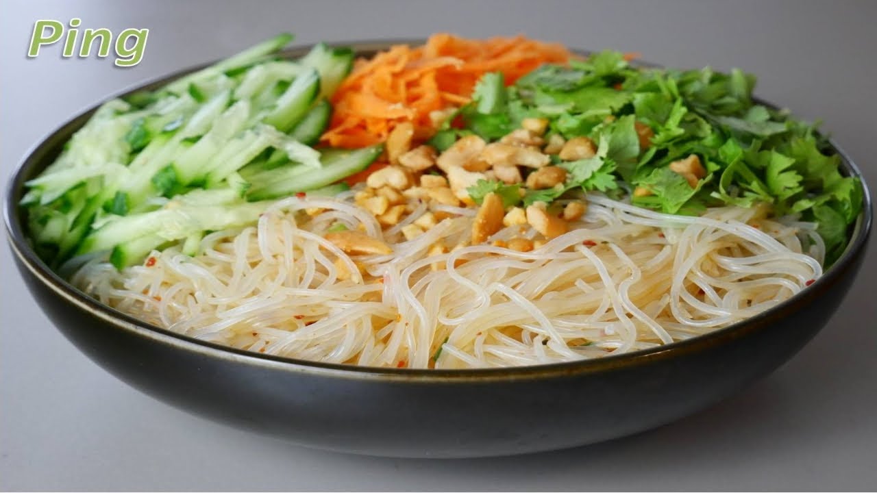 Glasnudelsalat: ein super chinesisches Salat Gericht mit Gurke und Koriander/vegetarisch/vegan