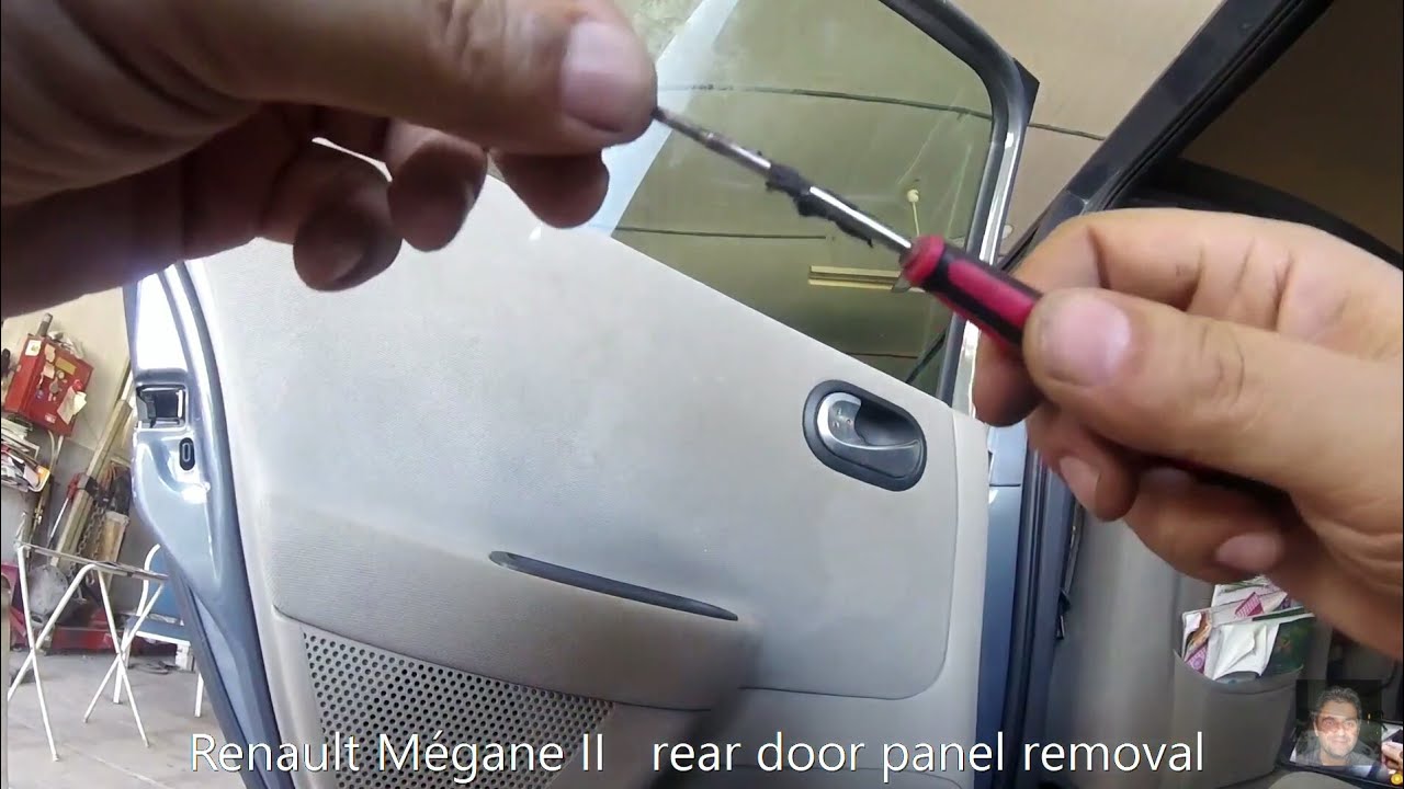Renault  Mégane II (2002–2009) rear door panel removal