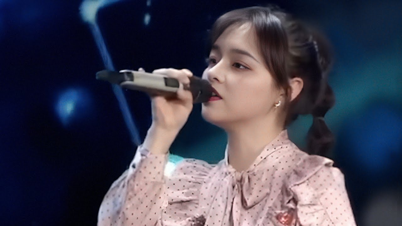 Huang Xiaoyun - 'Upwards to the Moon' Live at Peking University Top Ten Singers Finals (黄霄雲 '左手指月')