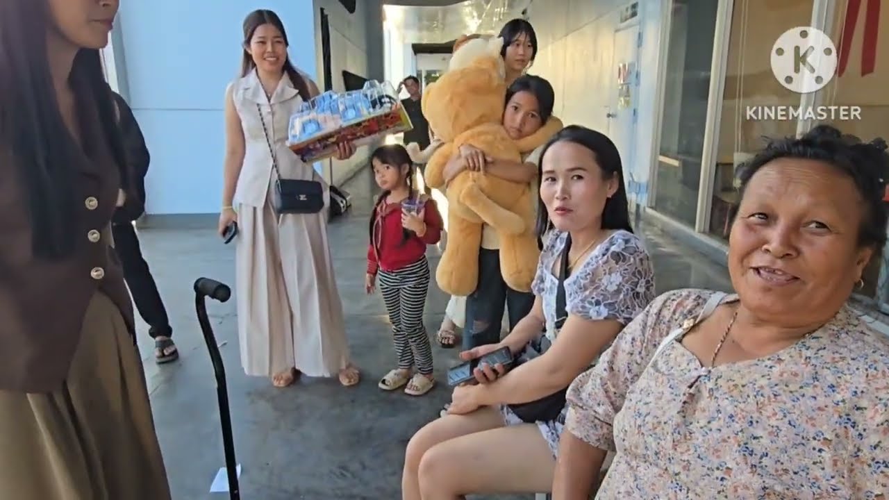 ขากลับพ่อแม่FC มีของฝากจากไทย
