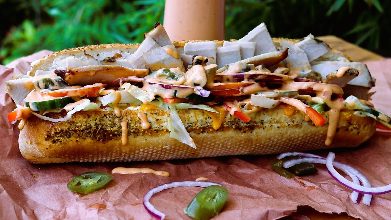Duroc Sub mit selbstgemachter Chipotle Soße und selbstgemachten Oregano Parmesan Sandwich Brot