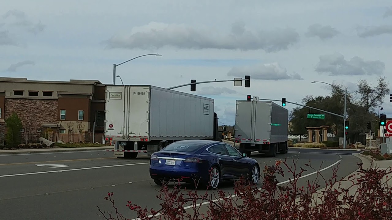 Tesla Semi sound and acceleration with trailer
