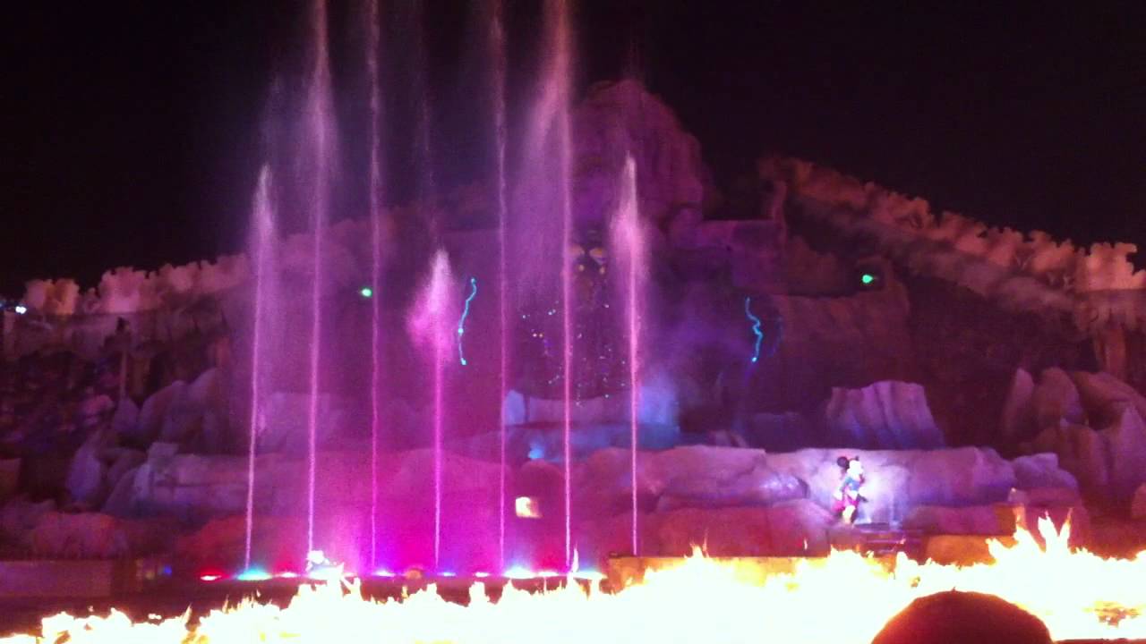 Fantasmic Fail: Dragon freezes on stage