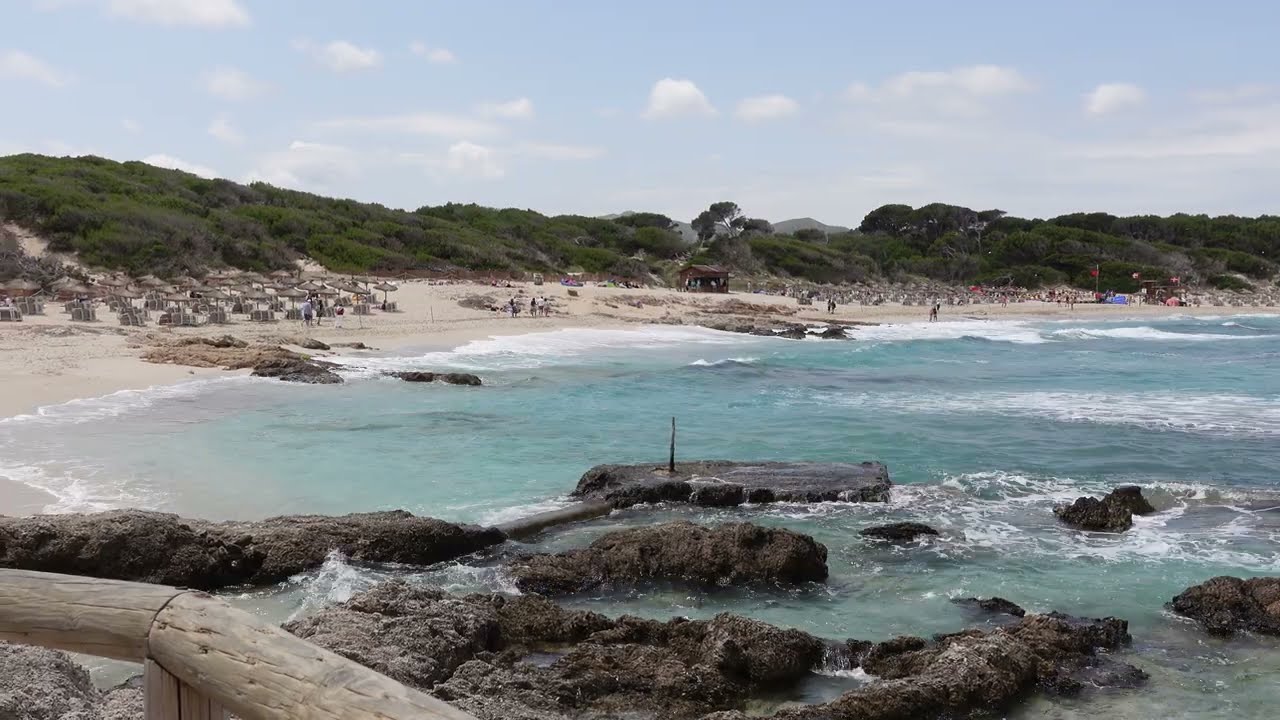 Cala Ratjada 18 Mai 2023  Himmelfahrt  15 Uhr - Cala Agulla - Frischer Wind - Rote Flaggen
