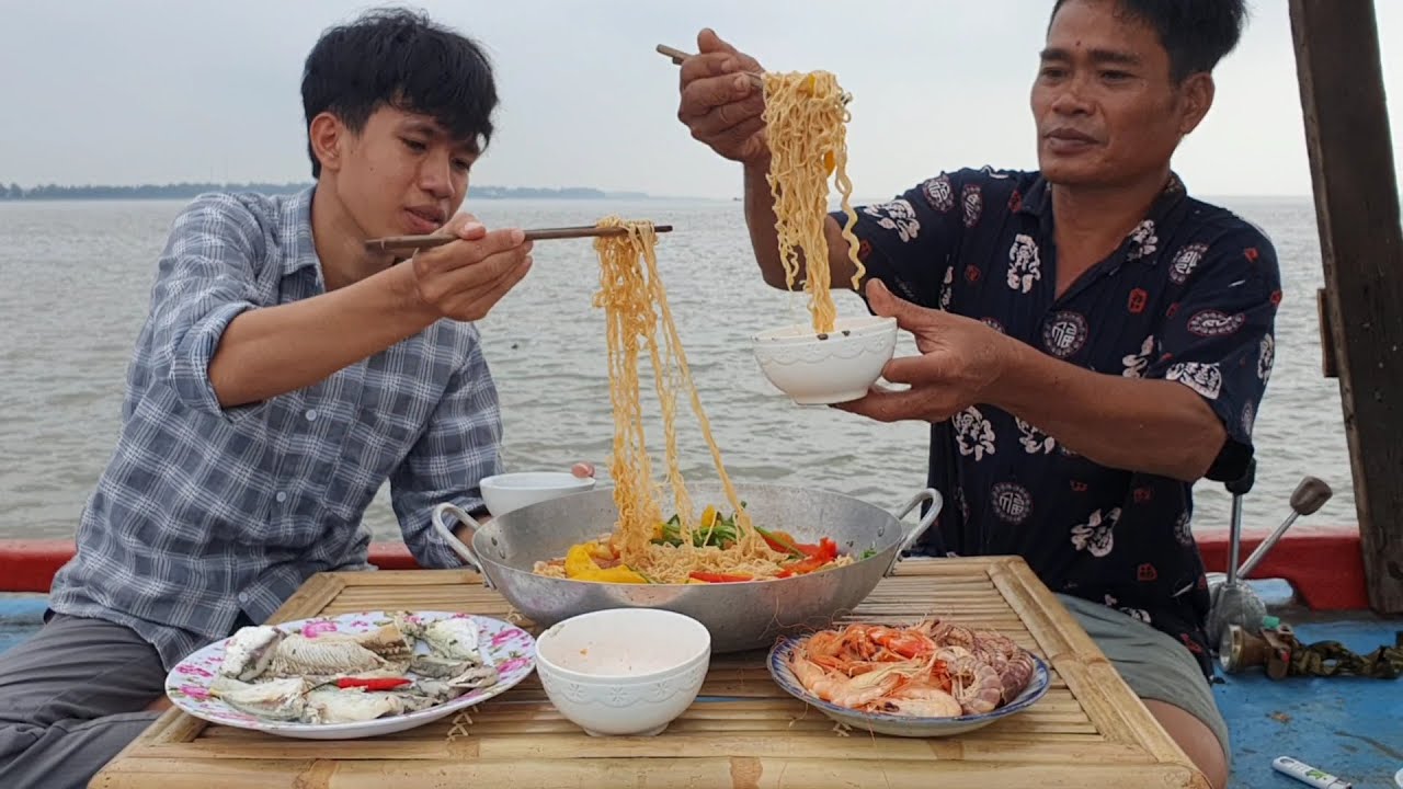 Đánh Bắt Cá, Nấu Nồi Mì Hải Sản Ăn Sáng | Ngư Dân Miền Tây