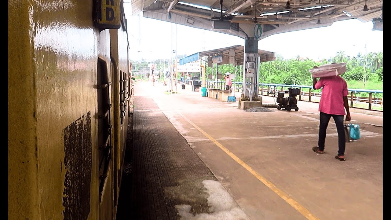 WAP4 Mangalore Mumbai Superfast takes off from Mangalore Junction!