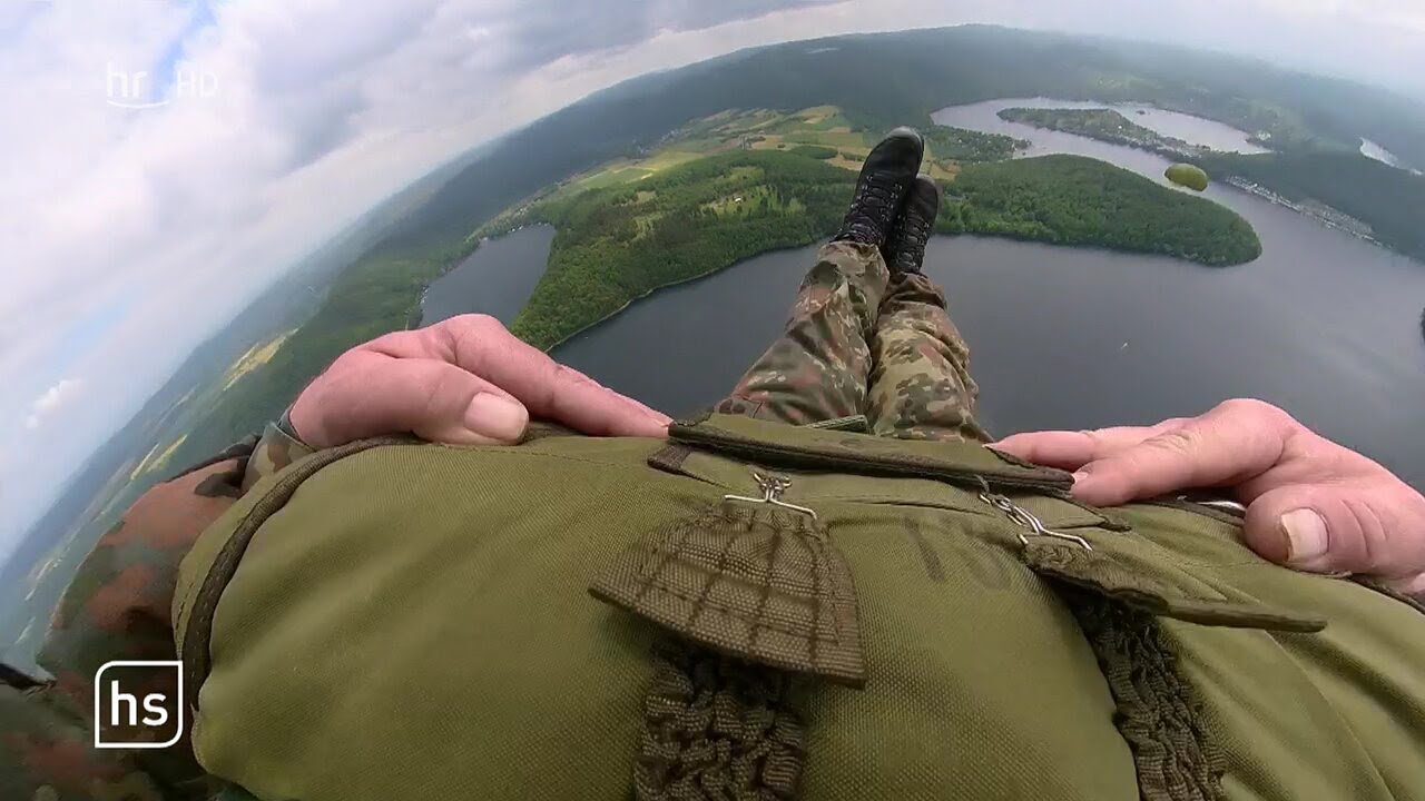 Edersee 2023: Spektakuläre Bilder von der Übung der Bundeswehr mit den Fallschirmspringern
