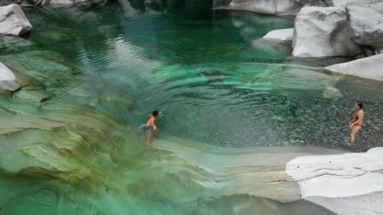 Drohnenflug im Verzascatal bei Ponte dei Salti