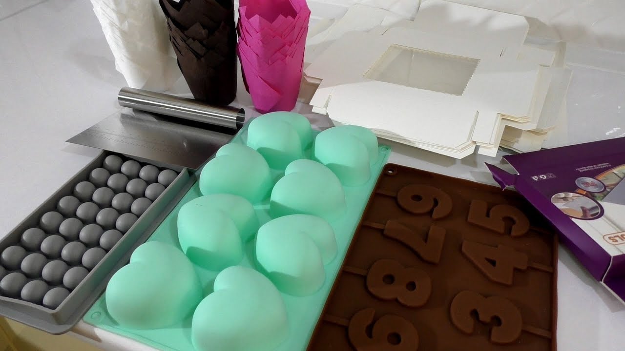 UNPACKING PACKAGES Confectioner purchases Packing for cookies