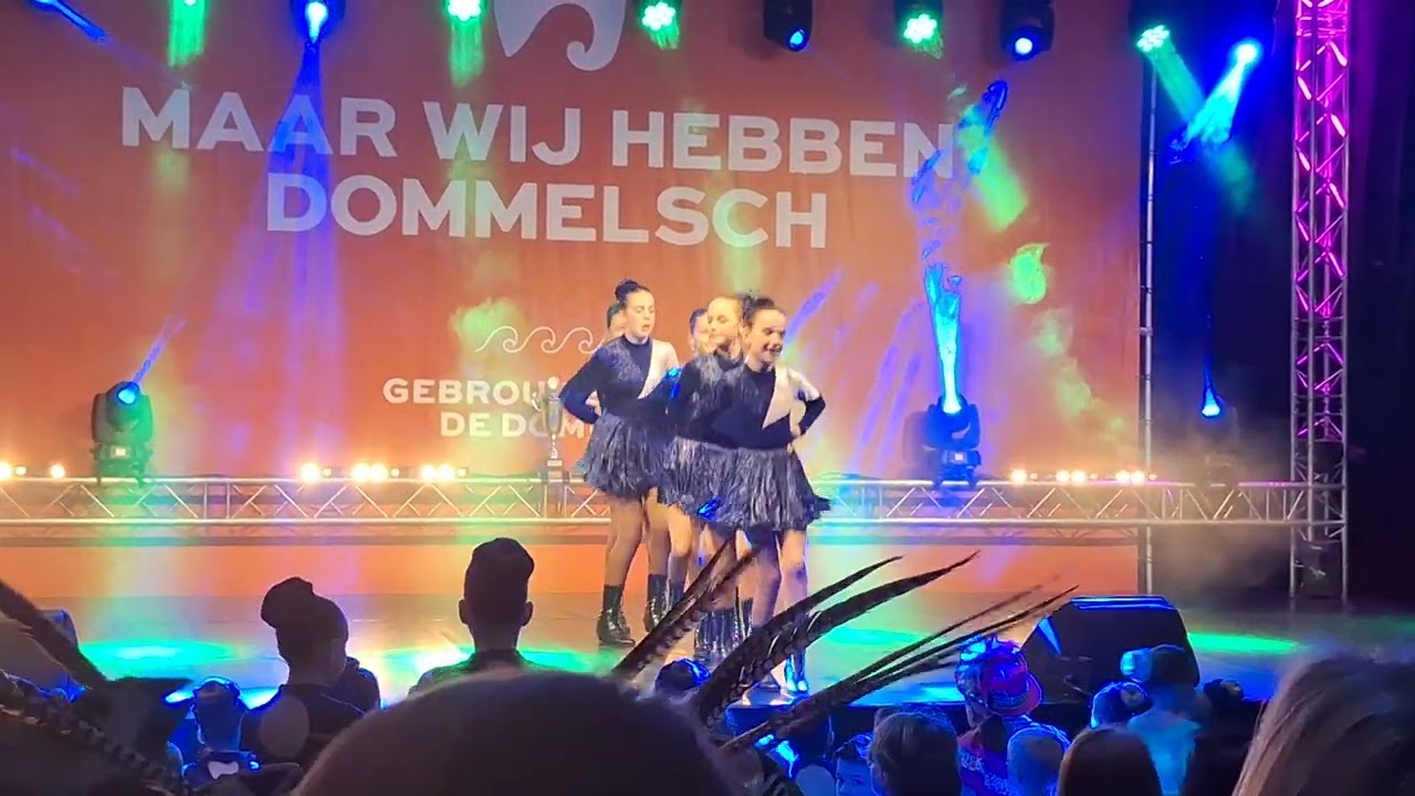 Midi's dansen op Dansgardefestival Pintenwippers BrouwersgatSporthal De Belleman