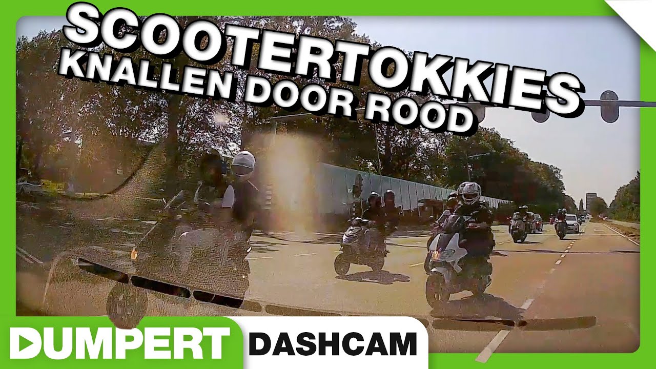 Scootertokkies knallen door rood! | Dumpert Dashcam 34