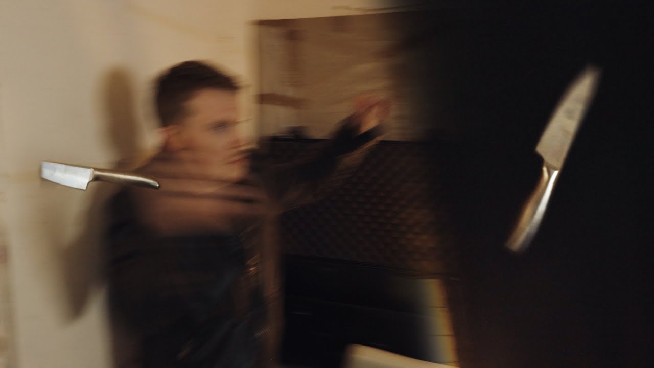 Throwing a KNIFE into a wall (using After Effects!)