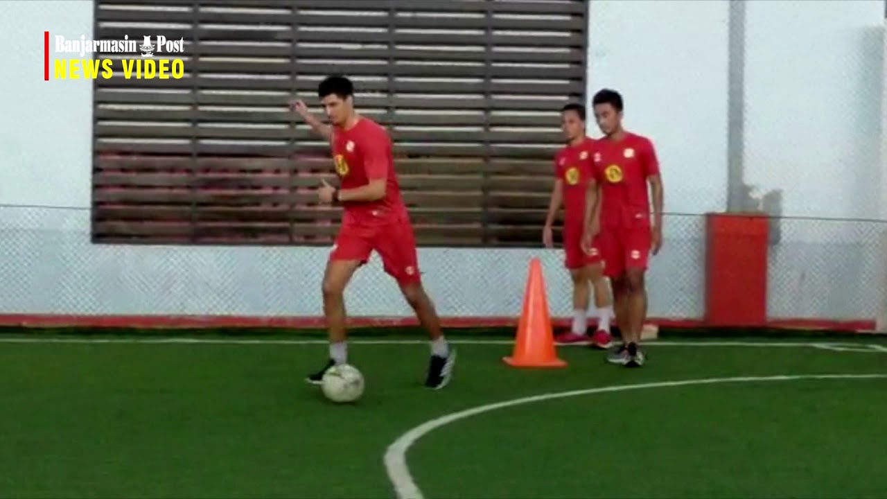 Hujan Mengguyur, Tim Barito Putera Mengalihkan Latihan Pagi Di Tempat Futsal