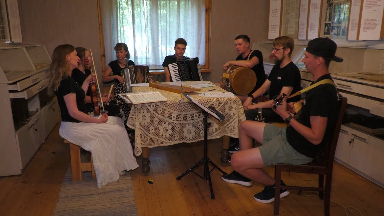 Folkloras kopa “Dyrbyni” iedzied Antona Skrindas dziesmas