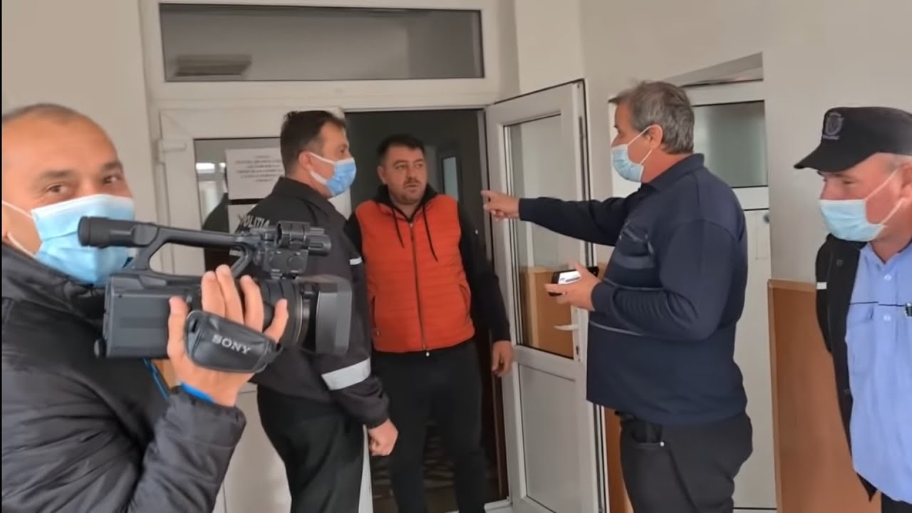 В мэрии Чиорани можно прямо там ввязаться в драку с местной полицией! Честь им!
