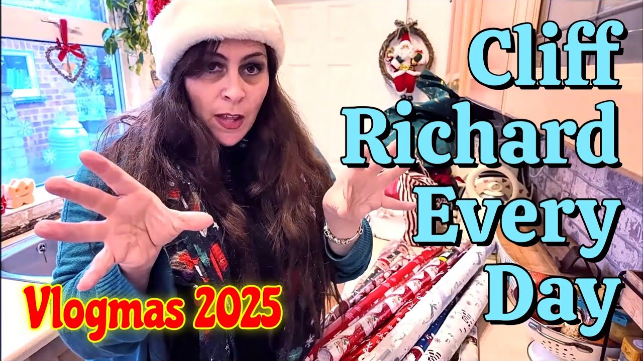 Giftwrapping Chat | Vlogmas Day 8 | Festive Vlogs, Chats, Hauls & Reviews 