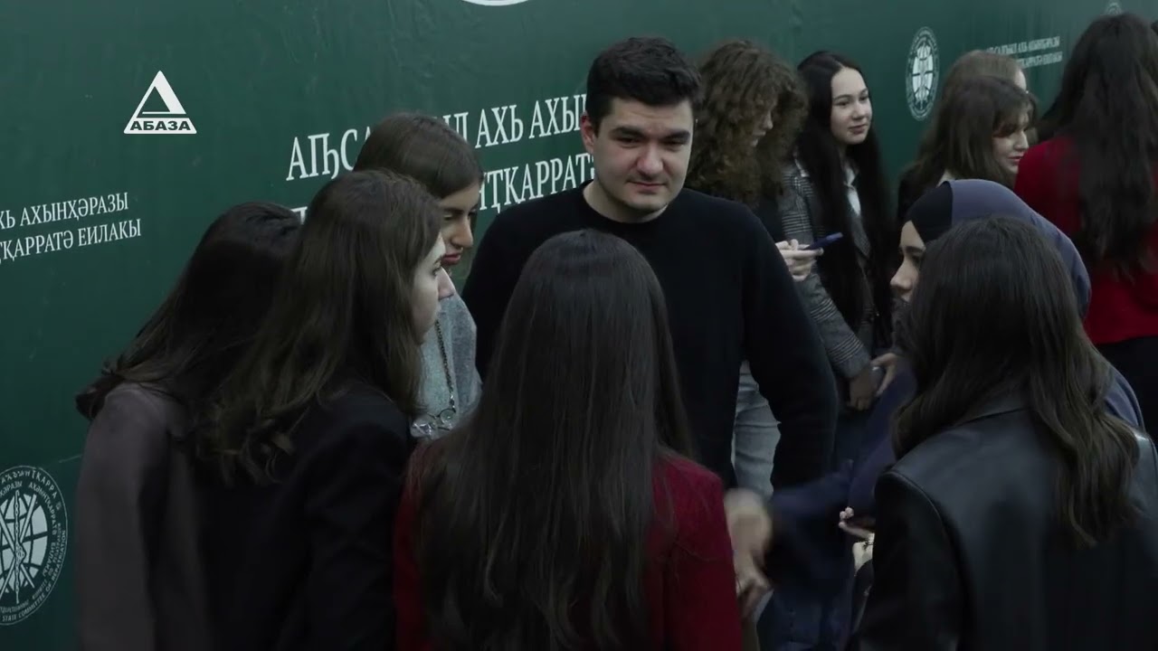 Эльчин Адзинба провела встречу со студентами в Госкомитете по репатриации