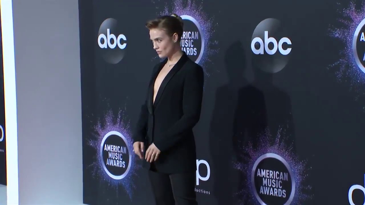 Maddie Hasson Red Carpet Fashion I AMAs 2019