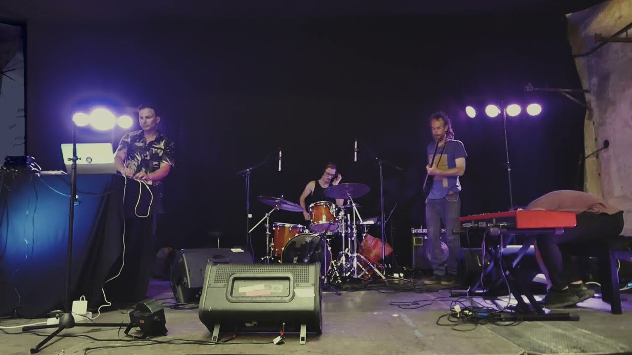 Adwer & OneFitsAll - I Wanna Kno live concert version in Barcelona / Bridge Festival