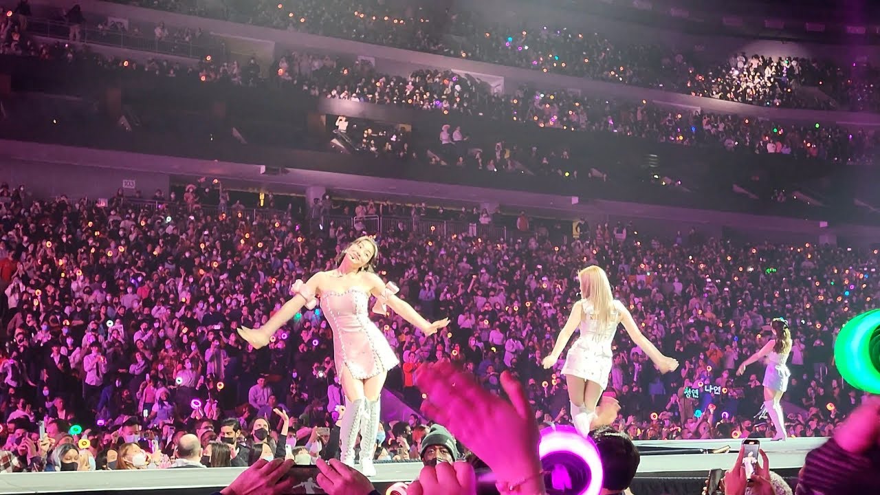 TWICE (트와이스) - What Is Love? - Twice III Tour New York Day 2 | 220227 [FANCAM]  (4k Reupload)