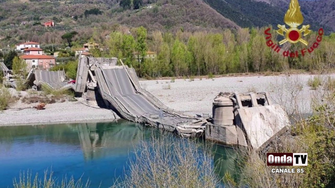 Crollo ponte ad Aulla. Si indaga per disastro colposo. A Messina cavalcavia a 