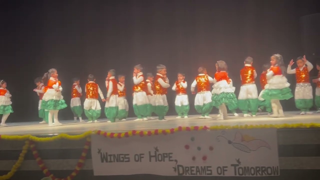 LKG students performing mere desh ki dharti