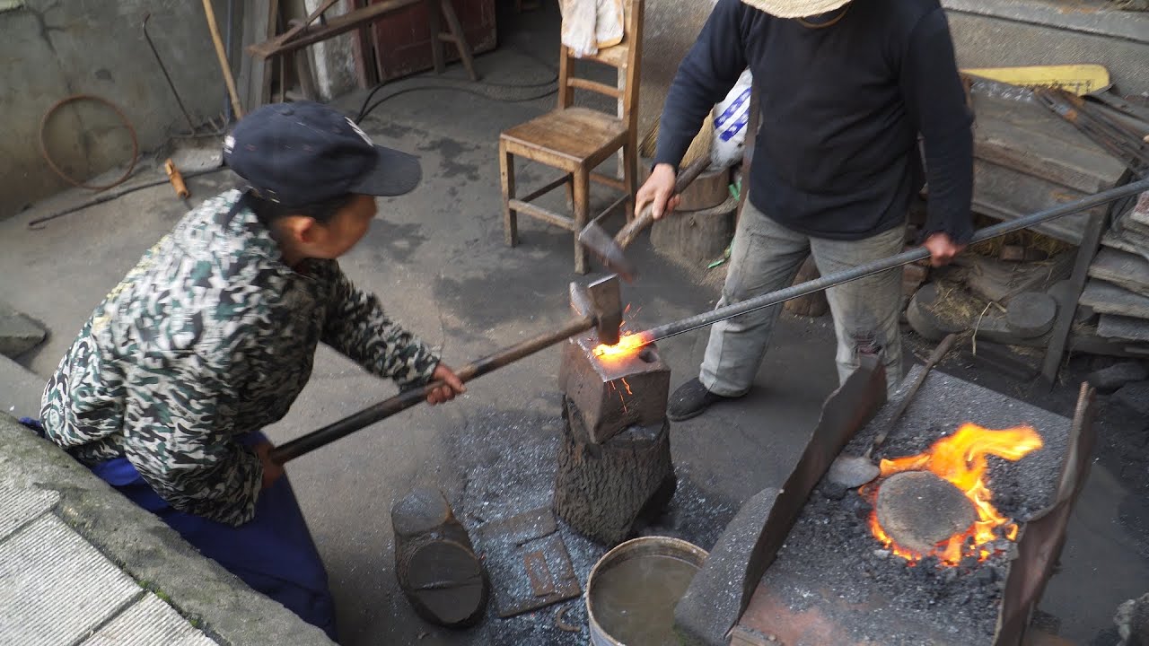 铁匠夫妻打铁43年手艺精湛 打铁现场火花四溅妻子抡大锤配合默契