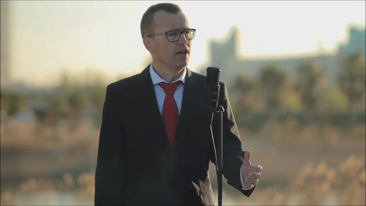 Tenor cantando Por ti volar&eacute; de Andrea Bocelli