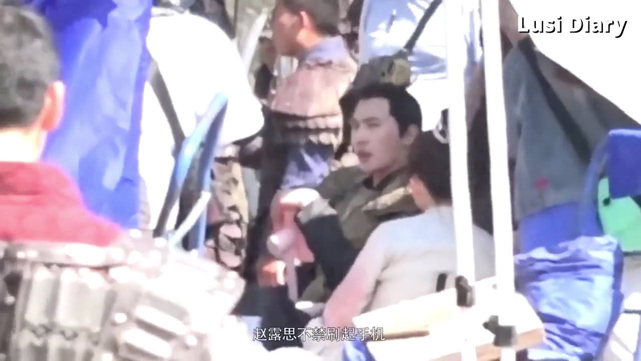 且试天下路透 杨洋，赵露思片场路透，俩人片场休息聊天刷手机，杨洋有节奏地摇晃脑袋和身体