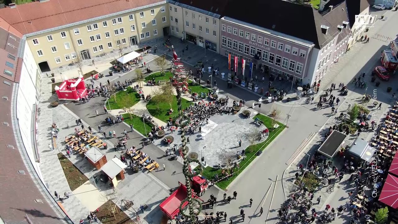 Der 1. Maibaum am neuen Rathausplatzstadtplatz