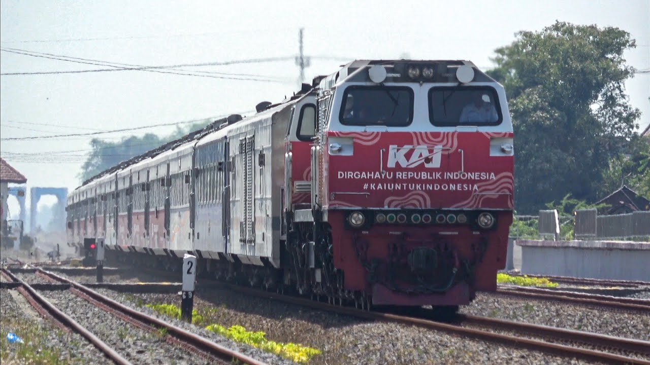 AKSI GILA‼️KERETA API NGEBUT DI STASIUN SUMOBITO, BIKIN TEGANG!