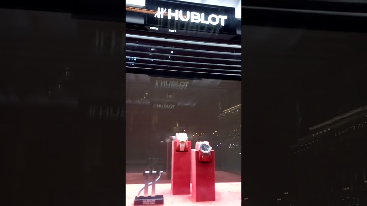 Часы Hublot в витрине Hublot watch in display case 陈列柜中的宇舶表 Hublot-Uhr in Vitrine ショーケースに入ったウブロの時計