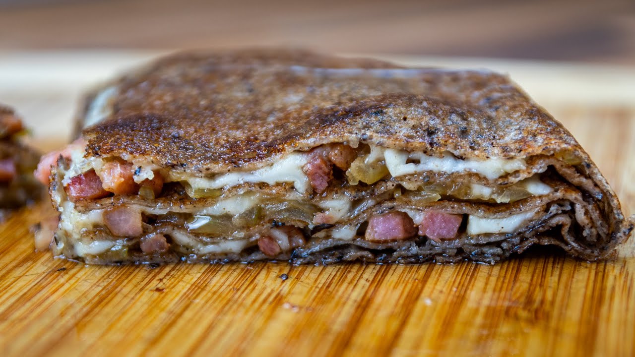 Millefeuille de galettes de blé noir (Tourte Bretonne).