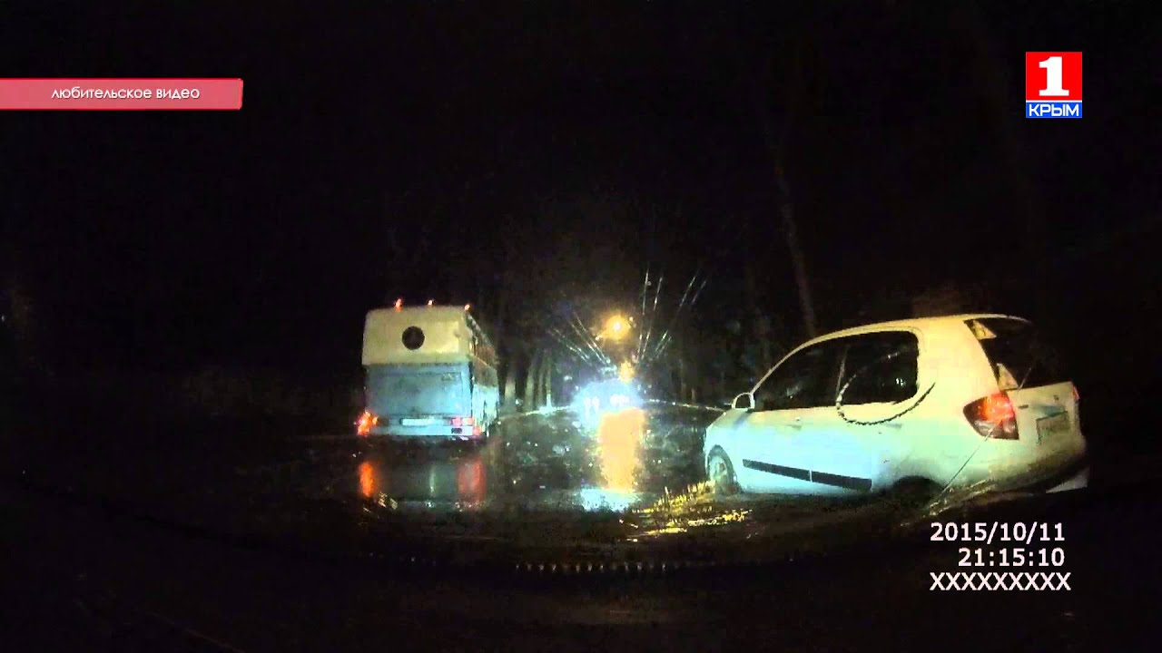 В Симферополе автобус врезался в столб