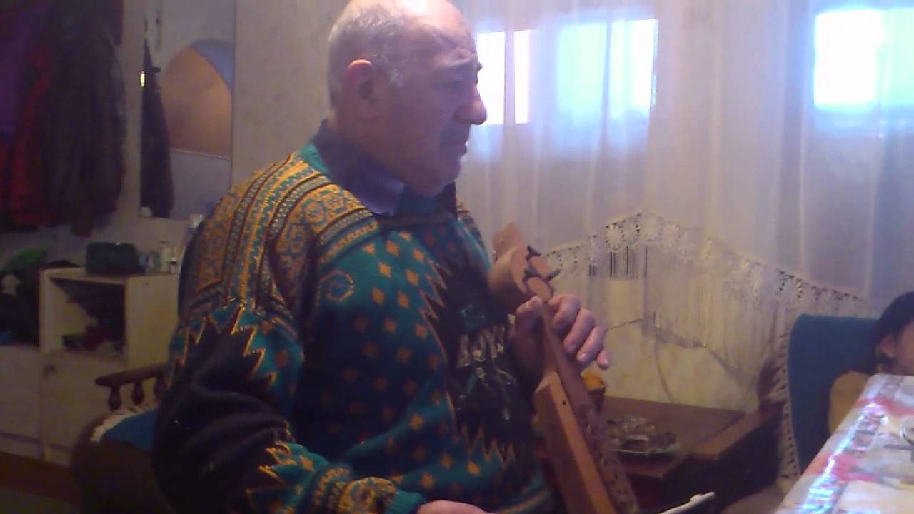 Дедушка играет на кеменча 3