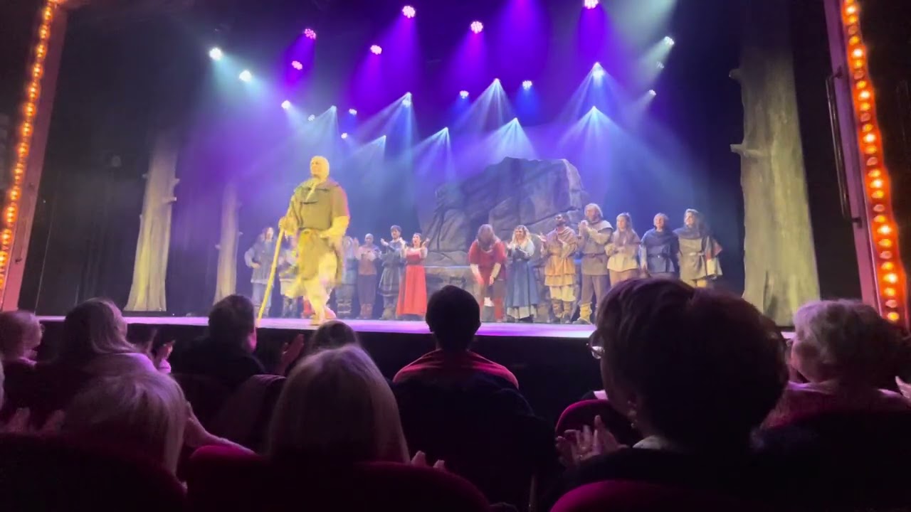 Ronja rövardotter teater på Intiman applådtack
