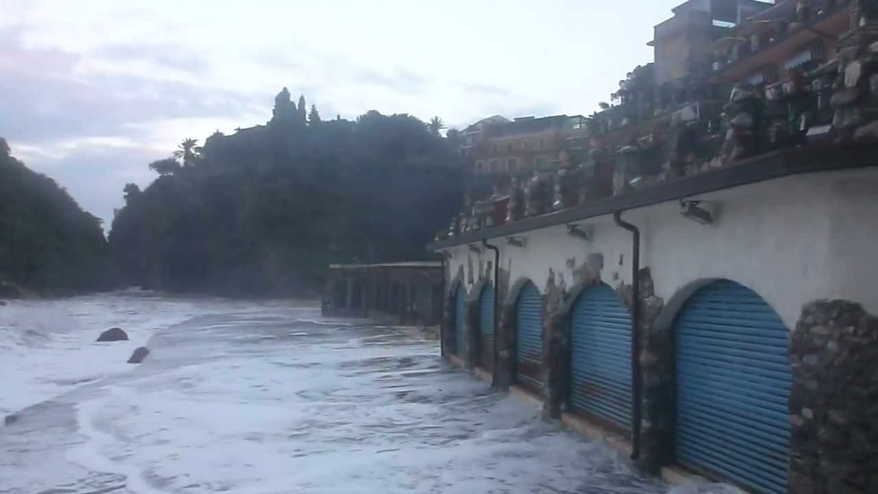 Taormina    Baia di Spisone  mareggiata del  22 febbraio 2012